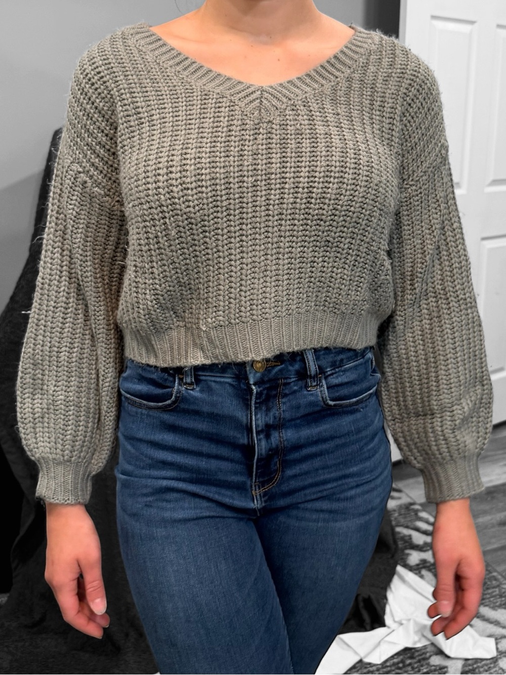 Cropped V-Neck Knit Sweater - Gray